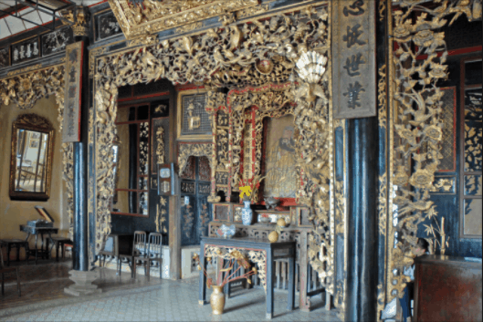 Phía trong nhà cổ Huỳnh Thủy Lê