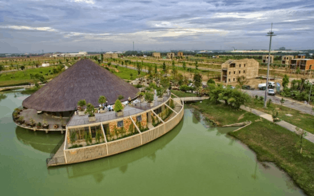 Trung tâm hội nghị Tre Việt tọa lạc trên mặt hồ Tịnh Đế Liên