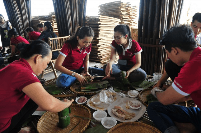 Các bạn trẻ tham gia gói bánh chưng