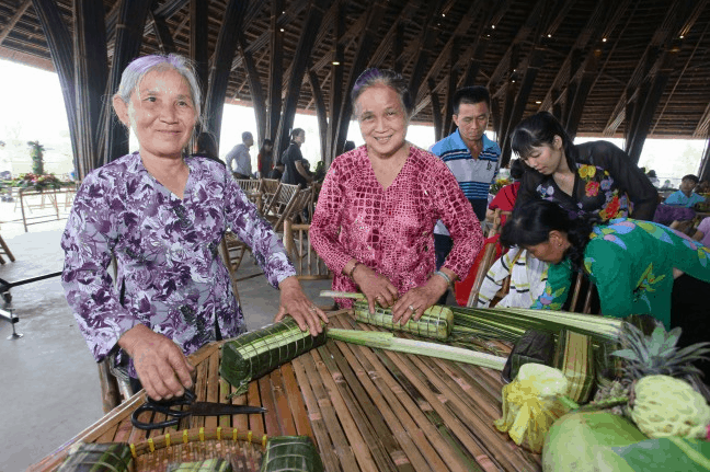 Các nghệ nhân tham gia cuộc thi gói bánh tét
