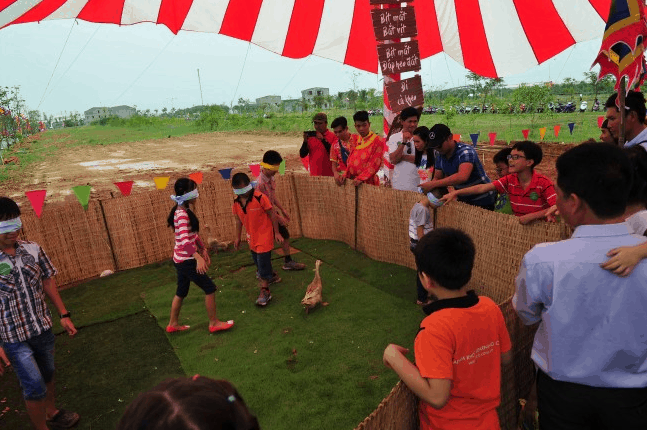 Các bạn nhỏ tham gia trò chơi