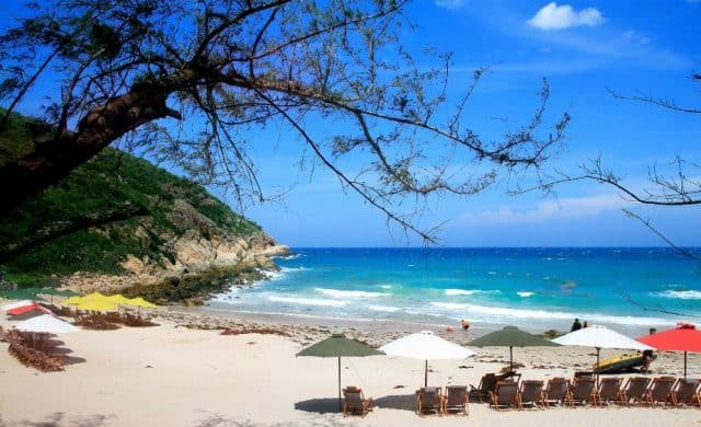 Bãi tắm được rất nhiều du khách yêu thích khi tới Bình Ba (Ảnh ST)