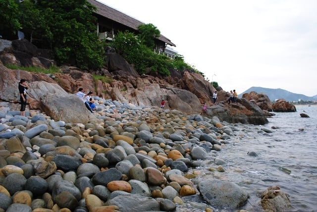 Cảm nhận sư tuyệt vời khi giẫm bàn chân trần lên những viên đá tròn, nhẵn như trứng chim khổng lồ, nằm xếp lên nhau trên bãi biển (Ảnh ST)