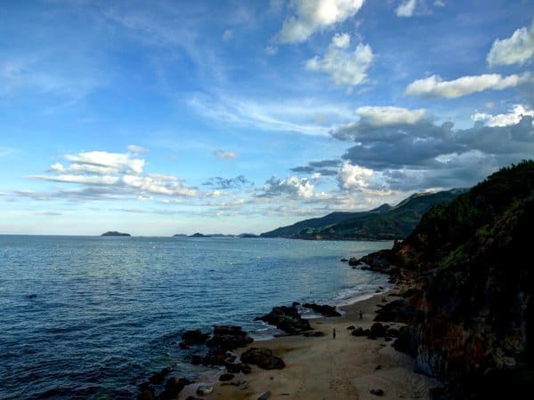 Cảnh biển mây trời núi đá hòa quyện càng tăng nét hoang sơ hút hồn của Tiên Sa (Ảnh ST)