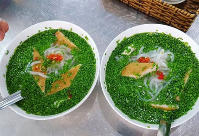 Nghe cái tên là biết món ăn sẽ nổi bật bởi màu xanh mát của hẹ rồi (Ảnh ST)