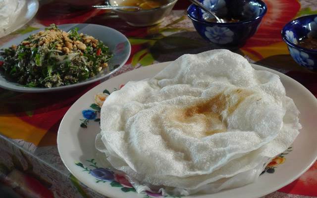 Bánh đập là sự kết hợp giữa bánh tráng nướng, bánh ướt, ăn kèm với thịt nướng, thịt luộc,... (Ảnh ST)