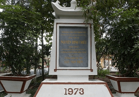 Bia thờ Nguyễn Đình Chiểu tại chùa Tôn Hạnh Bia thờ Nguyễn Đình Chiểu tại chùa Tôn Hạnh