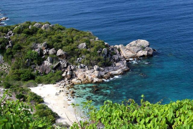Thiên nhiên tươi đẹp quanh đảo Hòn Rùa (Ảnh ST)