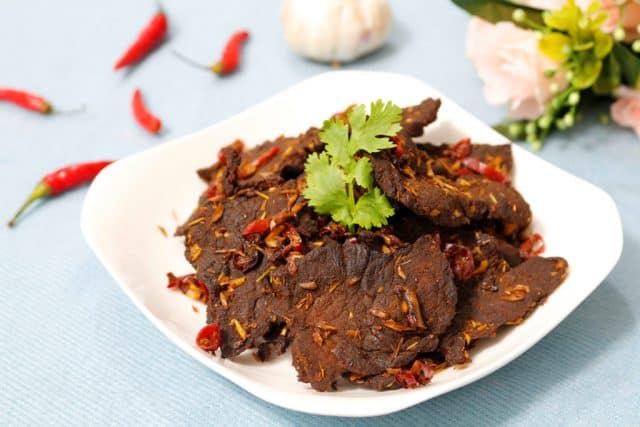 Được chế biến từ bò tươi nguyên chất, lấy từ những thớ thịt ngon nhất để cho ra những món bò khô vô cùng thơm ngon (Ảnh ST)