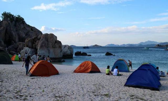 Cắm trại qua đêm trên biển là hình thức được nhiều bạn trẻ, nhóm phượt lựa chọn (Ảnh ST)