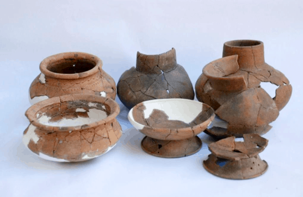 Một vài hiện vật được tìm thấy tại khu di tích Rạch Núi Một vài hiện vật được tìm thấy tại khu di tích Rạch Núi