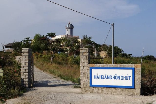 Cổng vào khám phá địa điểm Hải đăng Hòn Chút (Ảnh ST)
