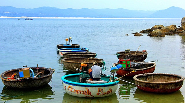 Người dân địa phương đánh bắt cá, tôm chủ yếu bằng thuyền thúng và ghe nhỏ (Ảnh ST)