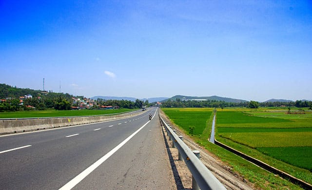 Đường đi đến bãi Từ Nham Phú Yên rất dễ đi (Ảnh ST)
