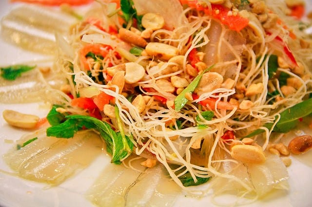 Món gỏi cá ngon phải có vị chua dịu của chanh, cay từ ớt, ngọt tự nhiên nhờ cá kết hợp với hương vị mắm đặc trưng trong nước mắm (Ảnh ST)