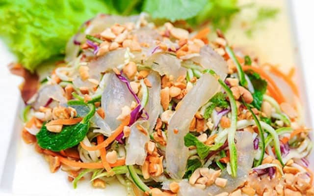 Bạn sẽ khó có thể chối từ món gỏi cá mai cuốn bánh tráng ngon nao lòng này đó (Ảnh ST)