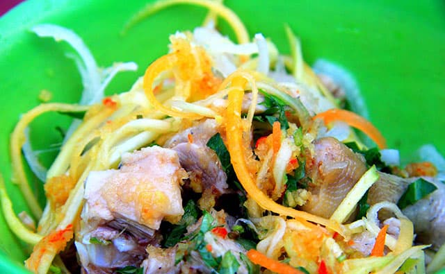 Món vịt ở đây rất thơm ngon ăn kèm với gỏi đu đủ, chấm nước mắm đậm đà là tuyệt vời (Ảnh ST)