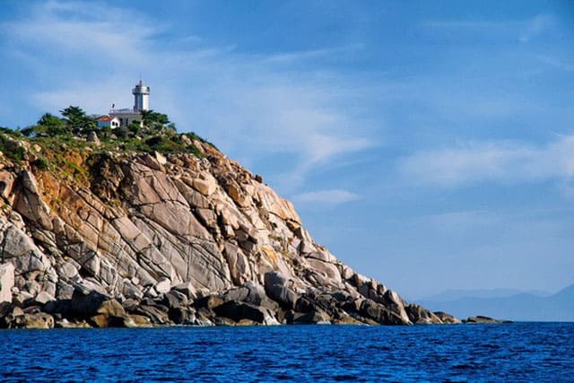Ngọn hải đăng đã trở thành niềm tự hào của nhân dân địa phương, là biểu tượng của đảo Bình Hưng xinh đẹp (Ảnh ST)