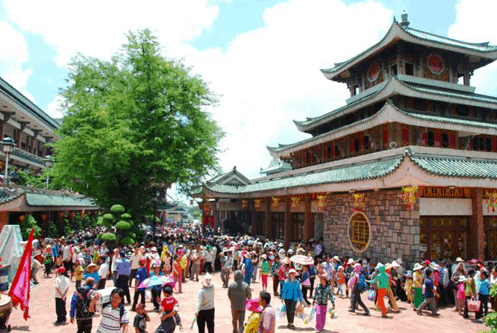 Rất đông du khách đến với miếu Bà Chùa Xứ - An Giang Rất đông du khách đến với miếu Bà Chùa Xứ - An Giang