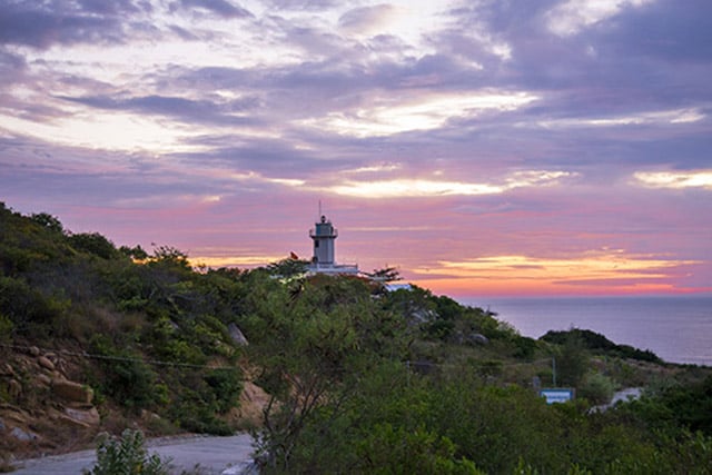 Ngoài ra lên hải đăng Hòn Chút vào sáng sớm bạn có thể ngắm cảnh mặt trời mọc tuyệt đẹp trên mặt biển yên bình (Ảnh ST)