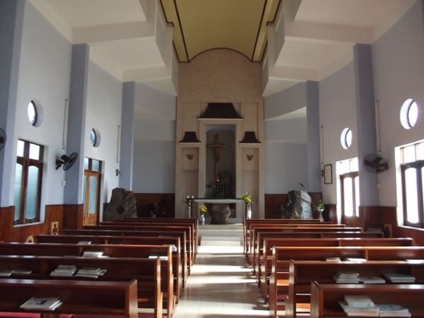 Bên trong nhà thờ Ghềnh Ráng (Ảnh ST)