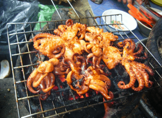 Thưởng thức mực nướng tươi ngon ngay trên tàu Thưởng thức mực nướng tươi ngon ngay trên tàu
