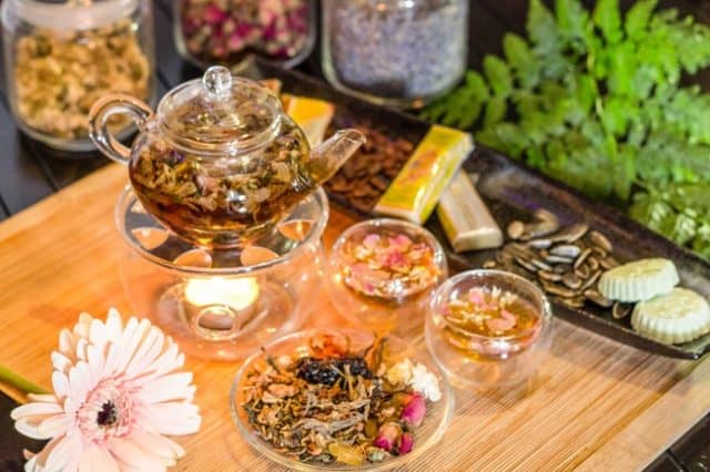 Trà cung đình Huế có rất nhiều loại thảo dược quý trong đó, bởi thế nên dù có thể dùng hàng ngày (Ảnh ST)