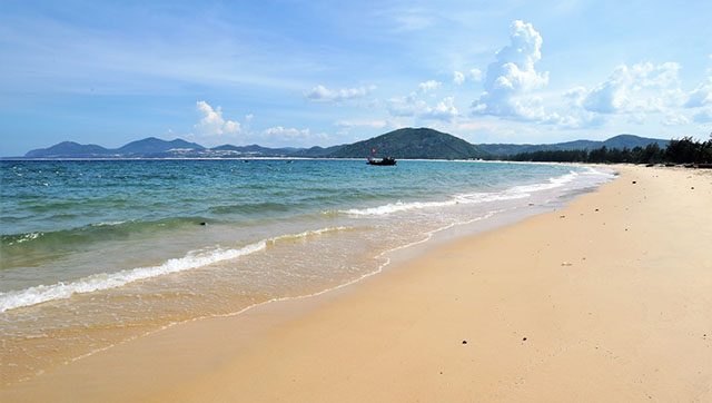 Từ Nham là bãi biển dài, rộng bậc nhất tỉnh Phú Yên, với chiều dài khoảng 8km, rộng từ 100 – 200m (Ảnh ST)