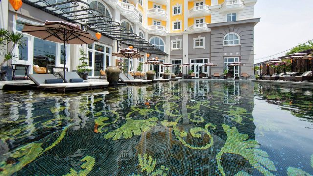 Hồ bơi trong Hotel Royal Hoi An - MGallery by Sofitel (Ảnh ST)
