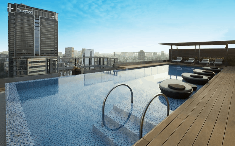 Hồ bơi ngoài trời tại Liberty Central có view ngắm thành phố đẹp Hồ bơi ngoài trời tại Liberty Central có view ngắm thành phố đẹp