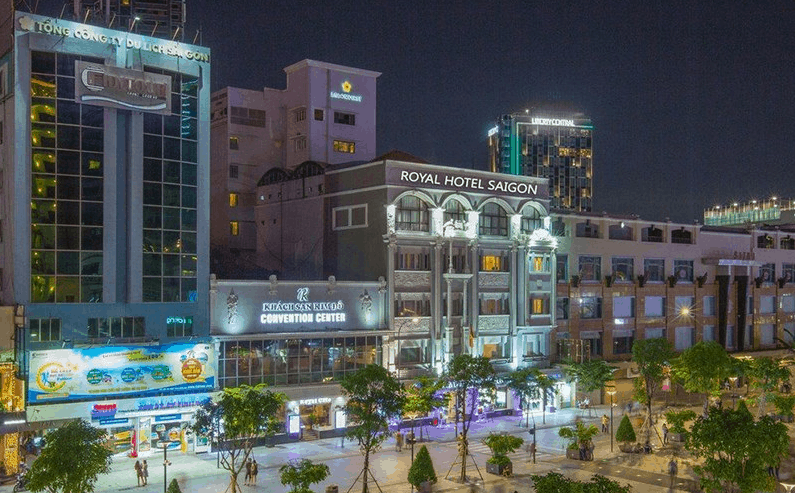 Nằm ngay trên phố đi bộ Nguyễn Huệ (sưu tầm) royal hotel saigon