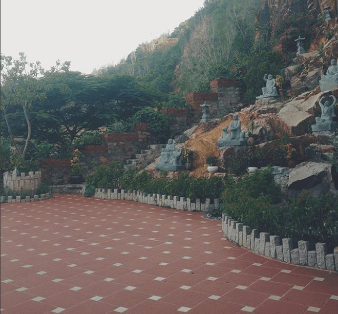 Hình ảnh sân chùa Quân Âm Các 