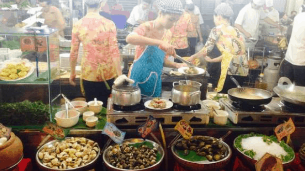 Trong chợ bán đủ các loại mặt hàng (sưu tầm) ruby river hotel