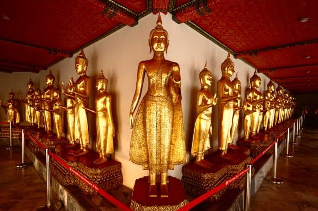 Bạn có thể thỏa sức thăm quan, ngắm nhìn những bức tượng (Ảnh ST)