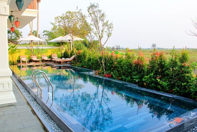 Hồ bơi trong khuôn viên khách sạn (Ảnh ST)