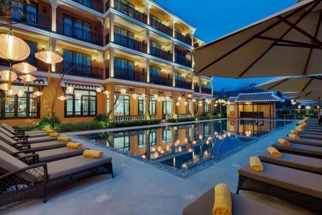 Tất cả các phòng nghỉ tại khách sạn đều có ban công riêng, đồ nội thất bằng gỗ và TV truyền hình cáp màn hình phẳng (Ảnh ST)
