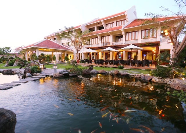 Almanity Hoi An Wellness Resort nằm xung quanh hồ bơi nước biển tinh khiết tuyệt đẹp và vườn thiền xanh mát ở trung tâm Khu Phố Cổ Hội An (Ảnh ST)