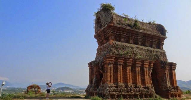 Tháp Yên Ngựa nằm kế bên Tháp Bánh Ít (Ảnh ST)