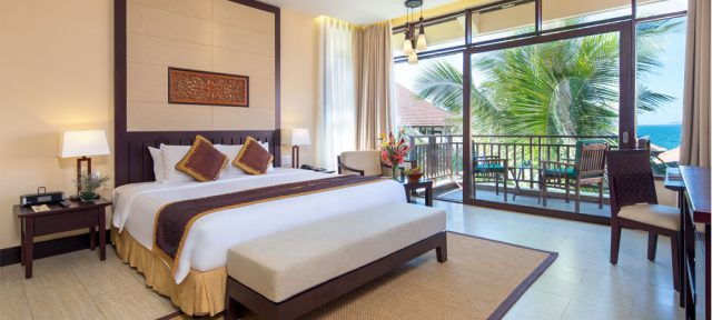 Phòng được trang trí bằng khung rèm gỗ, màn cửa bằng vải mỏng, tạo thành một khung cảnh lãng mạn. (Ảnh ST)