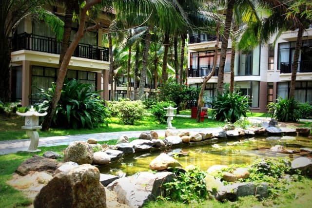 Golden Sand Resort có 212 phòng được thiết kế trang nhã, mang tính thẩm mỹ cao bằng các vật liệu tự nhiên như gỗ và đá granite, tạo sự sang trọng. (Ảnh ST)