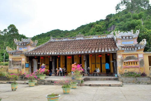 Trước hiên chùa là hệ thống cửa với 3 bộ cửa lớn, mỗi bộ có 4 cánh cửa ngăn cách không gian giữa bên trong chùa và ngoài sân (Ảnh ST)