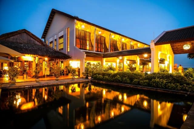 Palm Garden Beach Resort & Spa cung cáp dịch vụ đưa đón tới Phố cổ Hội An, cách đó 5 phút và Sân bay Quốc tế Đà Nẵng cách 30 phút (Ảnh ST)