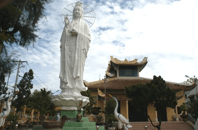Tượng phật quan thế âm được đặt ở sân chùa Tượng phật quan thế âm được đặt ở sân chùa