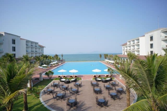 Resort có 2 nhà hàng, quầy bar và hồ bơi lớn ngoài trời (Ảnh ST)