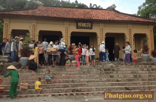 Người dân kéo đến hành hương tại chùa