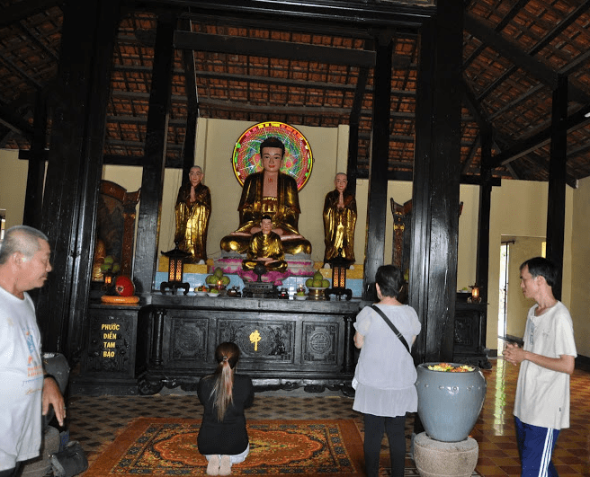 Ngôi chùa nhiều khách đến hành hương 