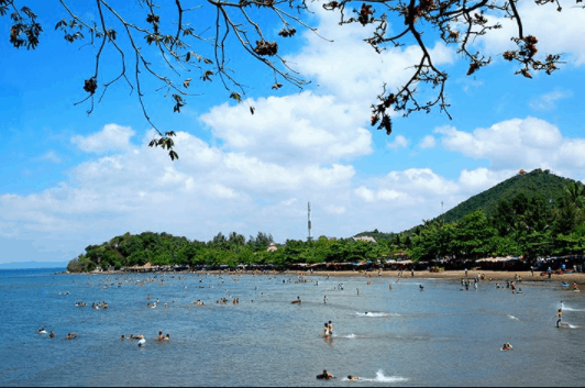 Rất đông người tắm biển ở bãi biển Mũi Nai Hà tiên