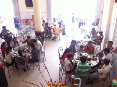 Quán cơm Hiền lúc nào cũng đông khách