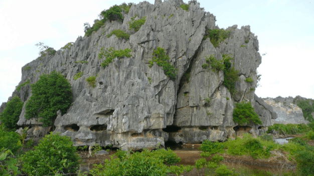 Bề ngoài núi Đá Dựng