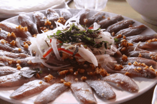 Món gỏi cá trích chính là đặc sản nổi tiếng Hà Tiên